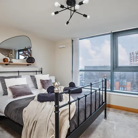 Large Penthouse In Лідс