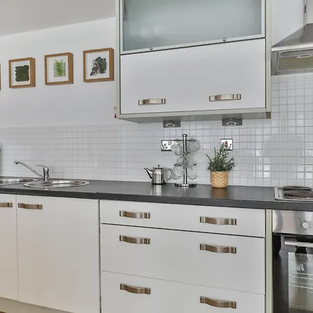 Large Penthouse In Апартаменти Лідс