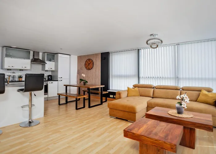 Large Penthouse In Apartment *