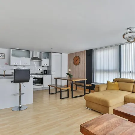 Large Penthouse In דירה