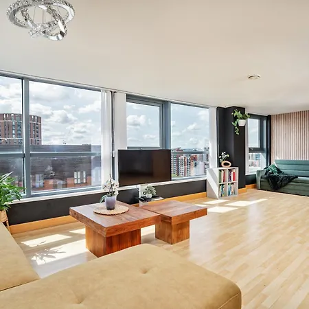 Large Penthouse In דירה *