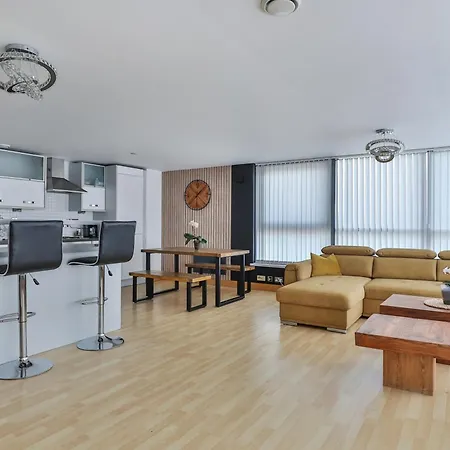 Large Penthouse In Апартаменты Лидс