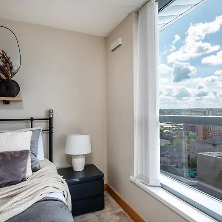 Large Penthouse In דירה