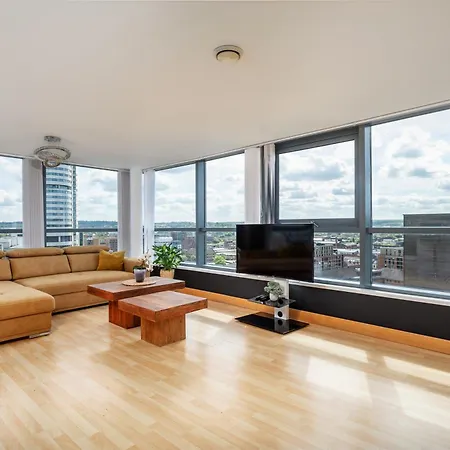 Large Penthouse In דירה *