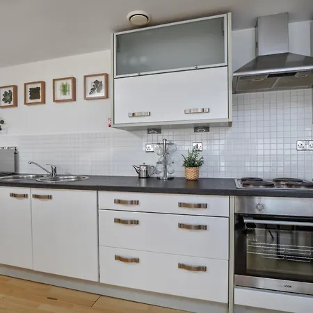 Large Penthouse In * לידס