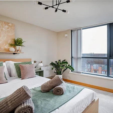 Large Penthouse In דירה