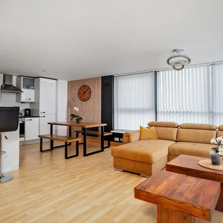 Large Penthouse In דירה *