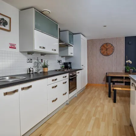 דירה Large Penthouse In